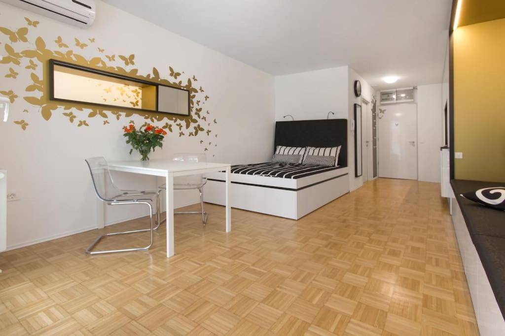 Gorgeous Central Flat With Garage ลูบลิยานา ภายนอก รูปภาพ